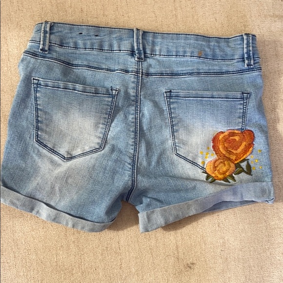 Embroidered jean shorts - Picture 2 of 3